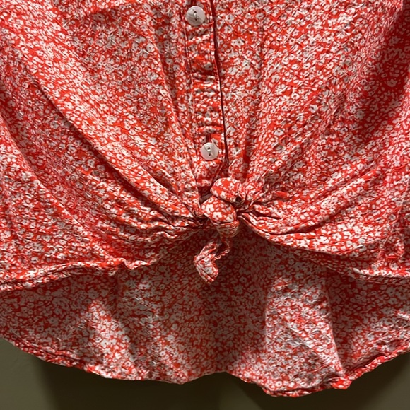 Size small, Universal Thread top. - Picture 3 of 3